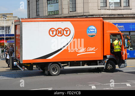 TNT "Fahren sauber" Lieferwagen und Fahrer geparkt in Wimbledon London, um eine Lieferung zu machen Stockfoto