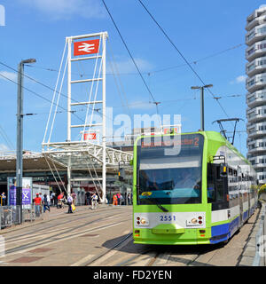 Croydon tramlink Service in der ersten Gruppe zur Beckenham Junction Straßenbahn außerhalb East Croydon British Rail Interchange Bahnhof South London England GB Stockfoto