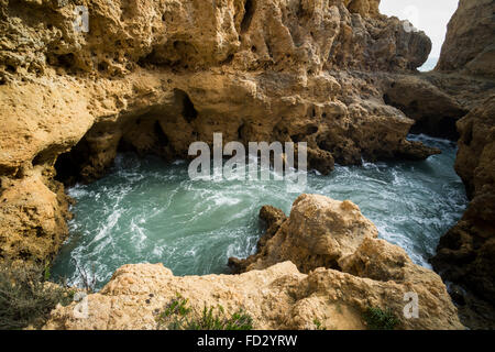 Große Felsen-Pool am Algar Seco, in der Nähe von Carvoeiro in der Algarve in Portugal. Stockfoto