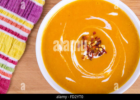 Butternut-Kürbis Creme Suppenschüssel auf Tabelle closeup Stockfoto