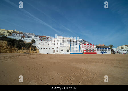 Häuser und Restaurants am Strand von Carvoeiro in der Algarve in Portugal. Stockfoto