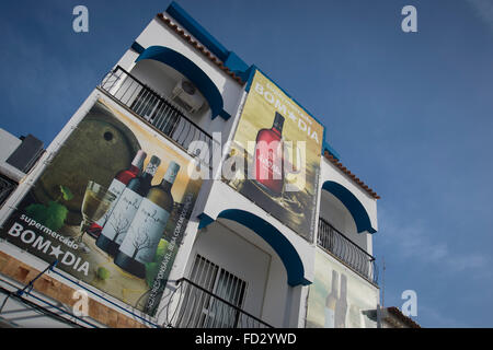 Exterieur des Bom Dia, Continente Supermarkt in Carvoeiro in der Algarve Bezirk von Portugal. Stockfoto