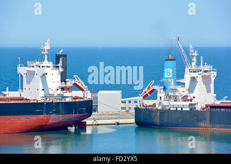 Stern 2 Schiffe vor Anker im Hafen von Bari Italien zeigt unterschiedliche Wasserleitungen je nach Gewicht der Fracht Cargo oder Ballast an Bord Stockfoto