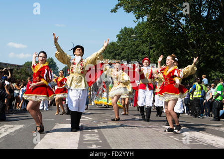 Tänzerinnen und Tänzer aus Paraiso Schule Samba, Notting Hill Karneval 2013 Stockfoto