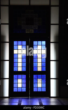 Tür der Kirche des Heiligen Ildefonso in Porto Stockfoto