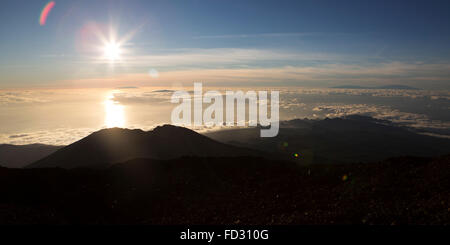 Die Sonne scheint über Wolken, gesehen von den Teide im Teide Nationalpark auf Teneriffa, Spanien. Sonnenlicht Fackeln auf die Linse. Stockfoto