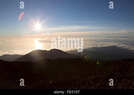 Die Sonne scheint über Wolken, gesehen von den Teide im Teide Nationalpark auf Teneriffa, Spanien. Sonnenlicht Fackeln auf die Linse. Stockfoto