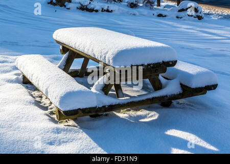 Parkbank, Picknick-Tisch, bedeckt mit Schnee, Sauerland-Gebiet, Deutschland Stockfoto