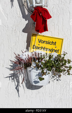 Warnschild an einem Haus, Dachlawinen, Sauerland, Deutschland Stockfoto