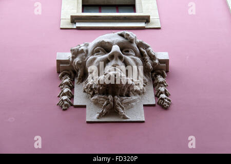 Eines der vier Gefühle dekorativen Reliefs an der Fassade des Sao Joao Nationaltheater in Porto Stockfoto