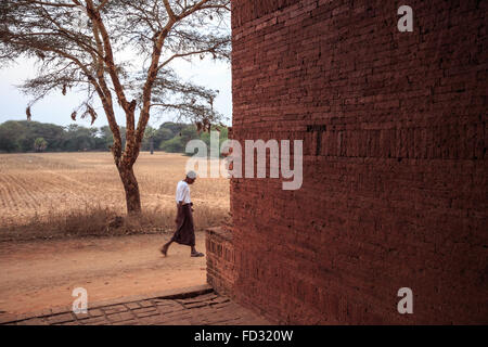 Ein burmesische Mann ist von Pagode in alte Stadt von Bagan, Burma/Myanmar/übergeben. Stockfoto