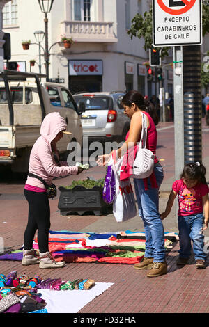 LA SERENA, CHILE - 19. Februar 2015: Unidentified Straßenhändler und Kunde auf Cordovez Straße im Zentrum Stadt Stockfoto