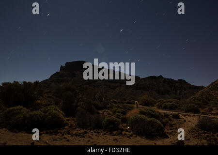 Moonlight Leuchtkugeln auf der Linse in einer sternenklaren Nacht im Teide Nationalpark auf Teneriffa, Spanien. Stockfoto