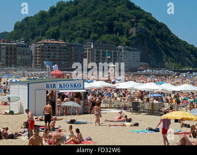 Europäische Holz Strand bar (Kiosko). Zurriola Strand in San Sebastian (Donostia) Stockfoto
