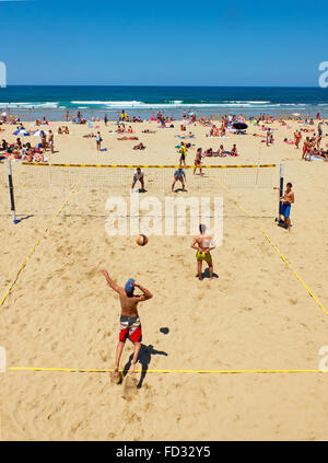 Youngs Mens Volleyballspielen im Zurriola Strand, San Sebastián, Guipúzcoa. Spanien Stockfoto