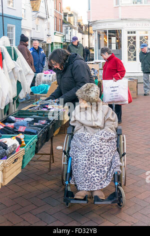 Eine 95 Jahre alte Dame shopping auf Faversham Markt mit Ihrem Betreuer oder Helfer. MODEL RELEASED. Stockfoto