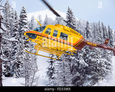 Hubschrauber fliegt Backcountry Skifahrer nach entfernten Mount Carlyle Lodge; Selkirk Mountains; Britisch-Kolumbien; Kanada Stockfoto