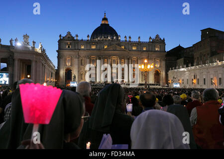 Vatikan-Stadt. 3. Oktober 2015. das Predigen des Papstes Francis vor der Synode über die Familie, Petersplatz, Vatikan Stockfoto