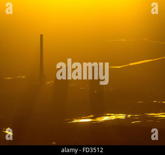 Luftaufnahme, STEAG-Kohle-Kraftwerk Bergkamen am Datteln-Hamm-Kanal im Abendlicht, Smog, Nebel, trübe Wetter, Stockfoto