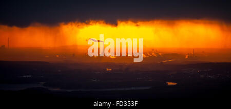 Luftaufnahme, Chemiepark Marl in die Hintergrundbeleuchtung nach einem Regensturm, Abendsonne, goldenes Licht, Industrieromantik, Industrie- Stockfoto