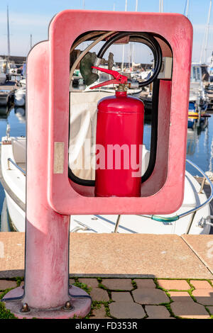 Roten Feuerlöscher in Box auf Dock Geländer. Stockfoto