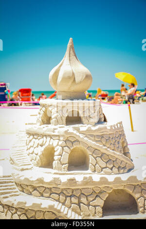 Eine aufwendige Sandburg gebaut während eines Wettkampfes am Siesta Key Beach Zwiebel Top-Design, blauen Himmel und türkis Wasser Stockfoto