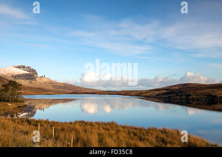 Old Man of Storr spiegelt sich in Loch Fada auf der Isle Of Skye, Schottland, Vereinigtes Königreich Stockfoto