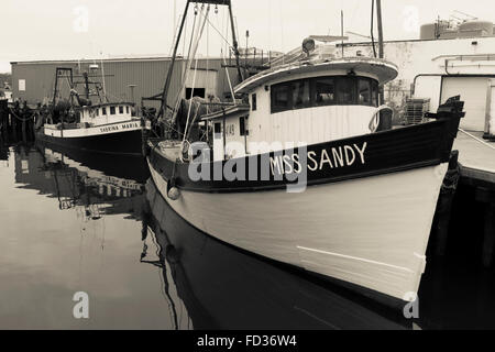 Gloucester, MA USA, 14. April 2015 Miss Sandy und Sabrina Maria aus Holz Hummer Boote im Hafen von Gloucester. Stockfoto