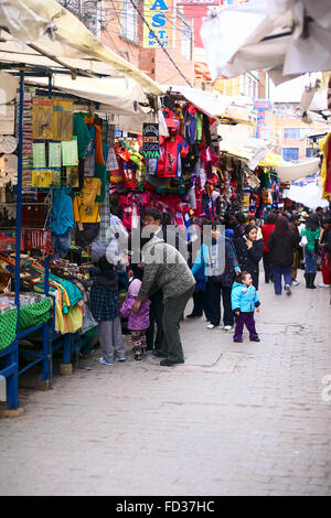 LA PAZ, Bolivien - 14. November 2014: Menschen auf einen Fußgänger Straße zu Fuß zwischen Stände mit Kleidung in La Paz, Bolivien Stockfoto