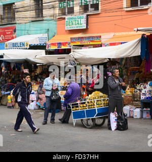 LA PAZ, Bolivien - 14. November 2014: Person frisch zubereiteten Orangensaft aus einem Wagen zu verkaufen Stockfoto