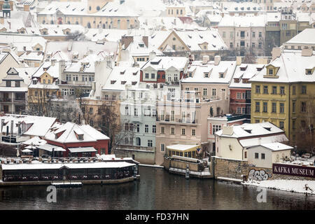 Herrliche Aussicht auf weniger Dächer Stadt und Čertovka, Prag im Winter, Tschechische Republik, Europa Stockfoto
