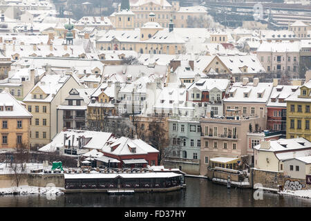 Herrliche Aussicht auf weniger Dächer Stadt und Čertovka, Prag im Winter, Tschechische Republik, Europa Stockfoto