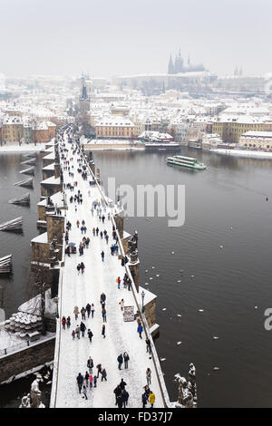 Fantastischen Blick auf die Karlsbrücke in der Winterzeit, Prag, Böhmen, Tschechische Republik Stockfoto