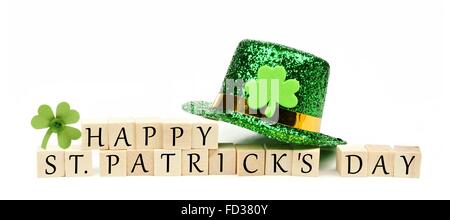 Glücklich St. Patricks Day Holzblöcke mit Kobold Hut und Shamrock über weiß Stockfoto