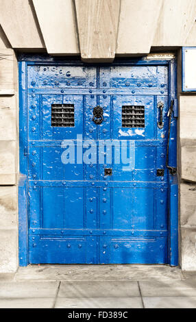 Eine mittelalterliche blaue Tür mit Eisenbarren Stockfoto