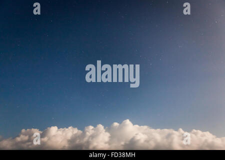 Sternenklaren Himmel und Wolken an Unterseite des Bildes Stockfoto