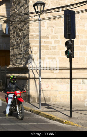 LA SERENA, CHILE - 19. Februar 2015: Unbekannter Motorradfahrer stehen am Fußgängerüberweg in La Serena, Chile Stockfoto