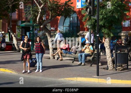 LA SERENA, CHILE - 19. Februar 2015: Junge Menschen mit Gepäck warten darauf, Balmaceda Strasse in La Serena, Chile Stockfoto