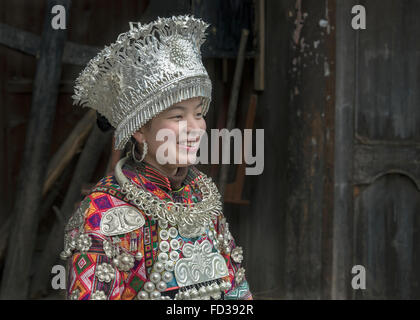 Porträt einer kurzen Rock Miao-Frau in traditioneller Kleidung #2, Datang Dorf, Guizhou Provinz, China Stockfoto