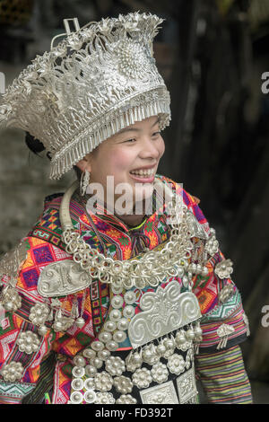 Porträt einer kurzen Rock Miao-Frau in traditioneller Kleidung #1, Datang Dorf, Guizhou Provinz, China Stockfoto