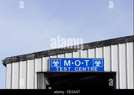 Die Zeichen für ein Fahrzeug MOT test-Center in Großbritannien Stockfoto