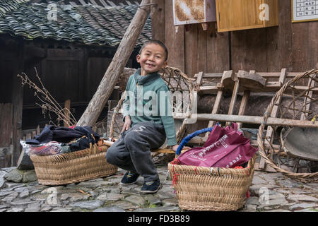 Miao junge auffällig eine Pose, Langde Shang Miao Dorf, Guizhou Provinz, China Stockfoto