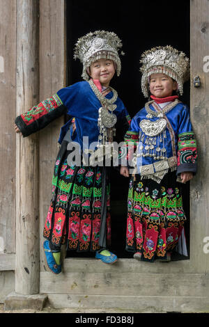 Niedliche kleine lange Rock Miao-Mädchen in traditioneller Kleidung, Langde Shang Miao Dorf, Guizhou Provinz, China Stockfoto