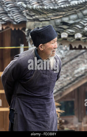 Miao elder in Licht regen, Langde Shang Miao Dorf, Guizhou Provinz, China Stockfoto