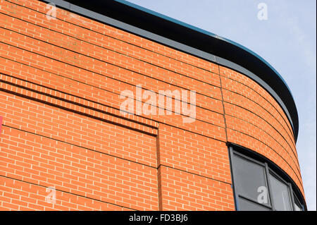 Teil der äußeren Aspekt einer modernen roten Backsteingebäude Stockfoto