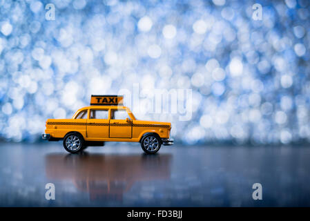 Gelbes Taxi auf Türkis Bokeh Hintergrund. Stockfoto