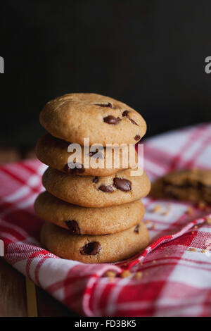 Stapel von chocolate Chip Cookies auf einem Küchentuch Stockfoto