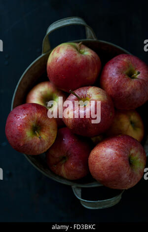 Frische rote Äpfel in einer Schüssel auf einem dunklen Hintergrund Stockfoto
