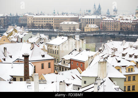 Verschneite Dächer der kleineren Stadt Prag im Winter, Tschechische Republik, Europa Stockfoto