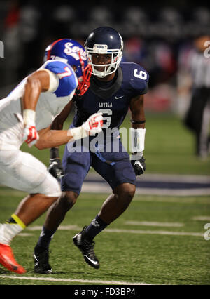 Los Angeles, CA 9/25/15.Loyola Cubs defensive Back/Wide Receiver (6) David Long, und Michigan Wolverines verbale verpflichten, in Aktion, die Entsendung eines 35-17 Verlust über die Serra Cavaliers auf Freitag, 25. September 2015. (Obligatorische Credit: Jose Marin/MarinMedia.org/Cal Sport Media) (original UN bearbeitete JPG und RAW digitale Datei auch vorhanden) (Verwenden Sie bitte alle kompletten Fotograf und Unternehmen Kredite wie in diese Beschriftung dargestellt) Stockfoto